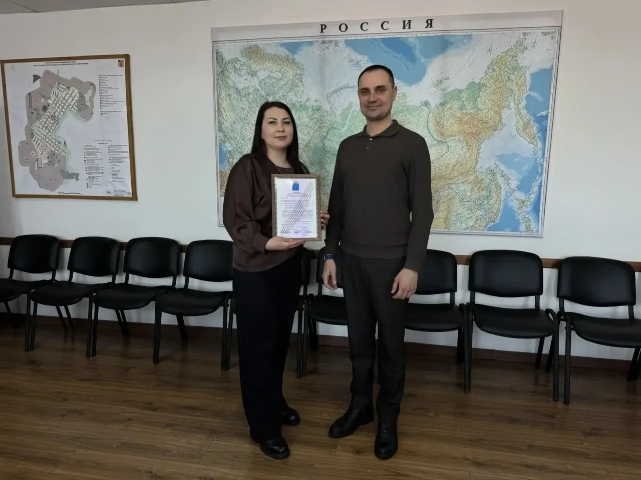 🏠 Сегодня вручил свидетельство на социальную выплату молодой семье Лощининых – Антону и Яне.  Они ст