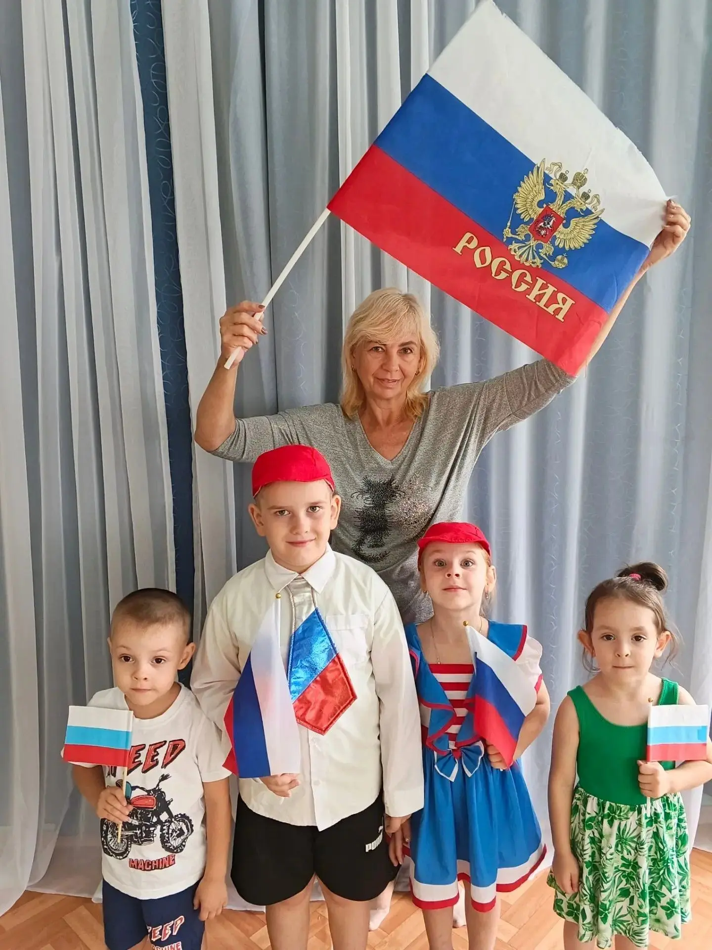 19 августа в группе №2 прошла викторина, посвященная Дню российского флага.