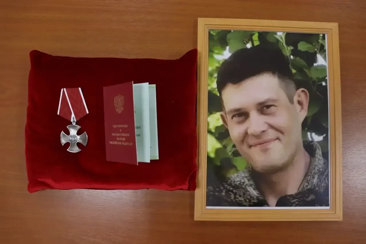 «Жить будет мужество твоё»: два ордена Мужества передали родным военнослужащих из Лиски...
