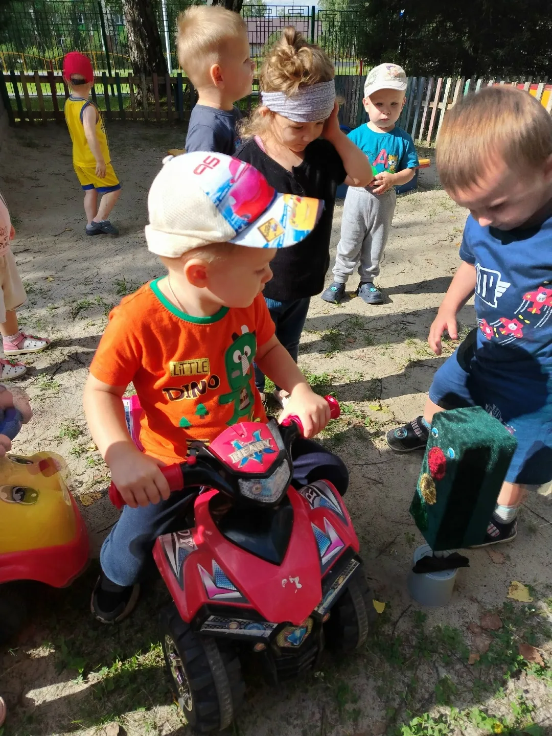 Сегодня, 5 августа, Международный день светофора. Провели беседу в первой младшей групп...