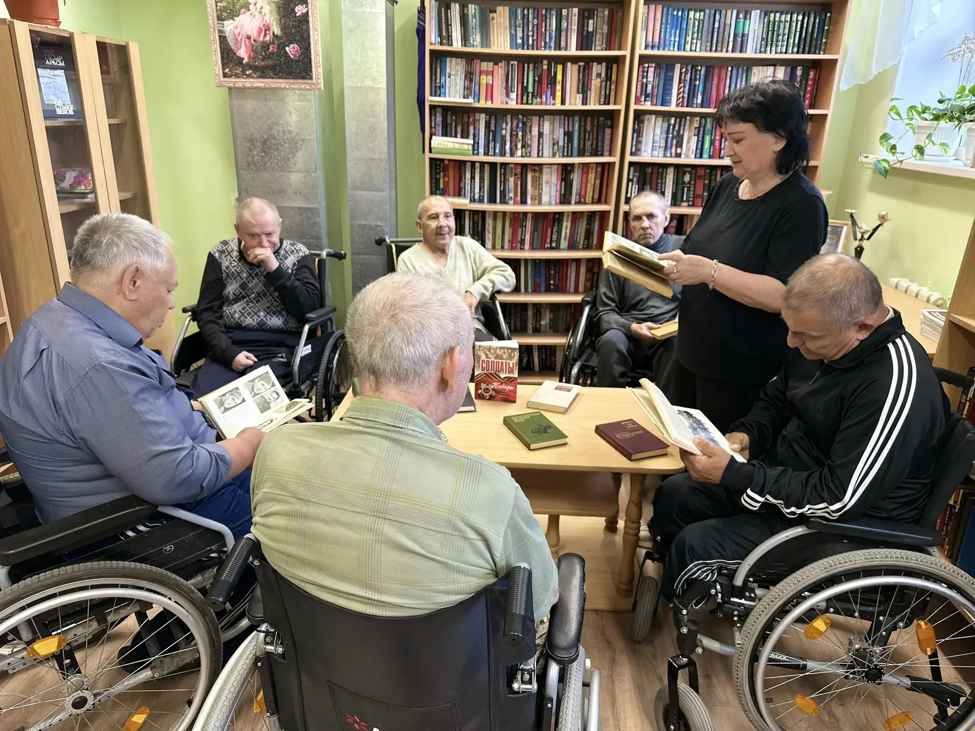 Сегодня в библиотеке нашего дома была организована книжная выставка под названием "Огненные картины 