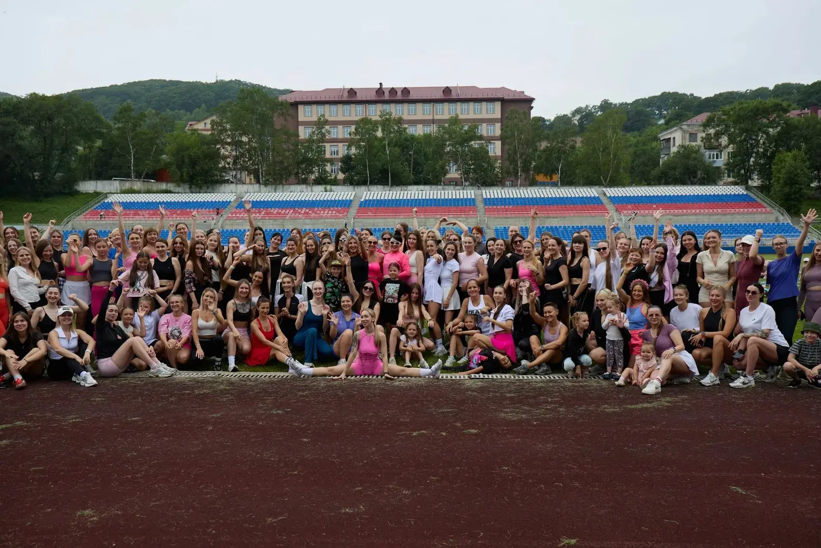 🧘‍♀️ Студия My Stretching провела открытую массовую тренировку по растяжке. На стадион...