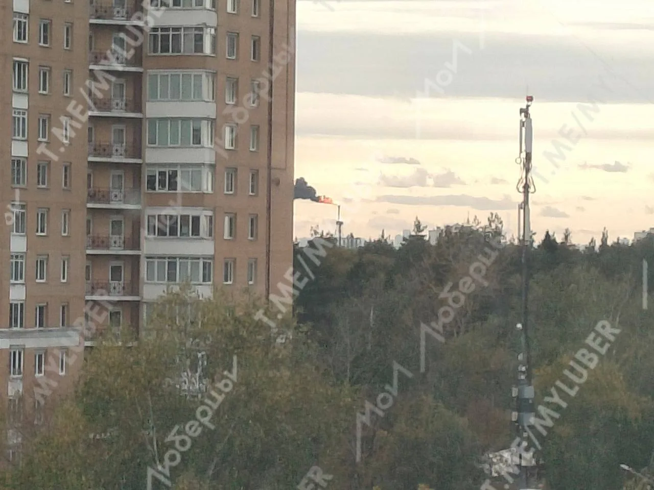 На Московском НПЗ сегодня сильно горел и дымил факел.
