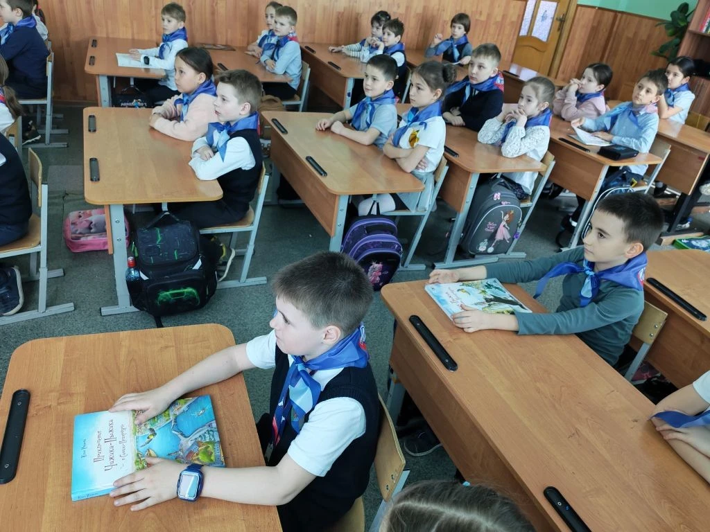 ВСТРЕЧА  Сегодня на третьем уроке в 1 «А» классе произошло удивительное событие. К нашим юным «Орлят