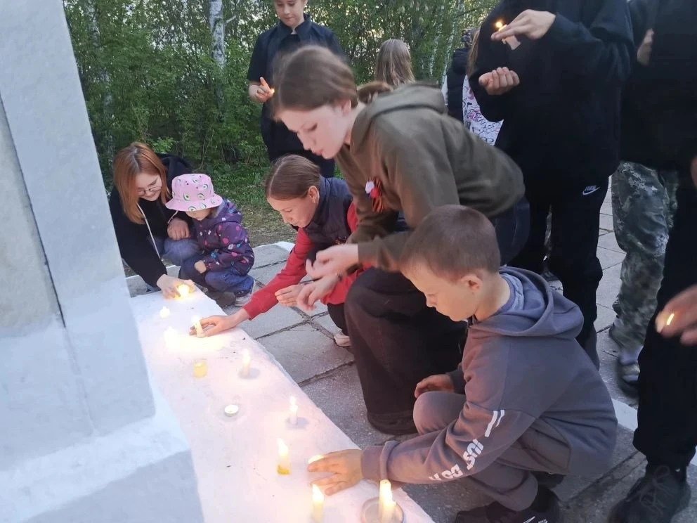 🇷🇺 Мы помним. Мы гордимся.

8 мая обучающиеся, педагоги нашей школы и жители села со свечами в рук
