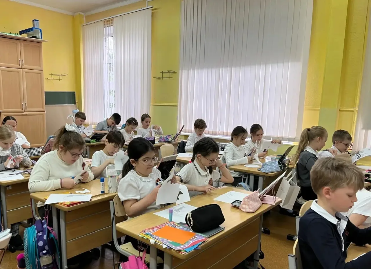 Память в каждой открытке🕯️  Учащиеся 10А класса провели мастер-класс для ребят 2Э и 3Б классов по со