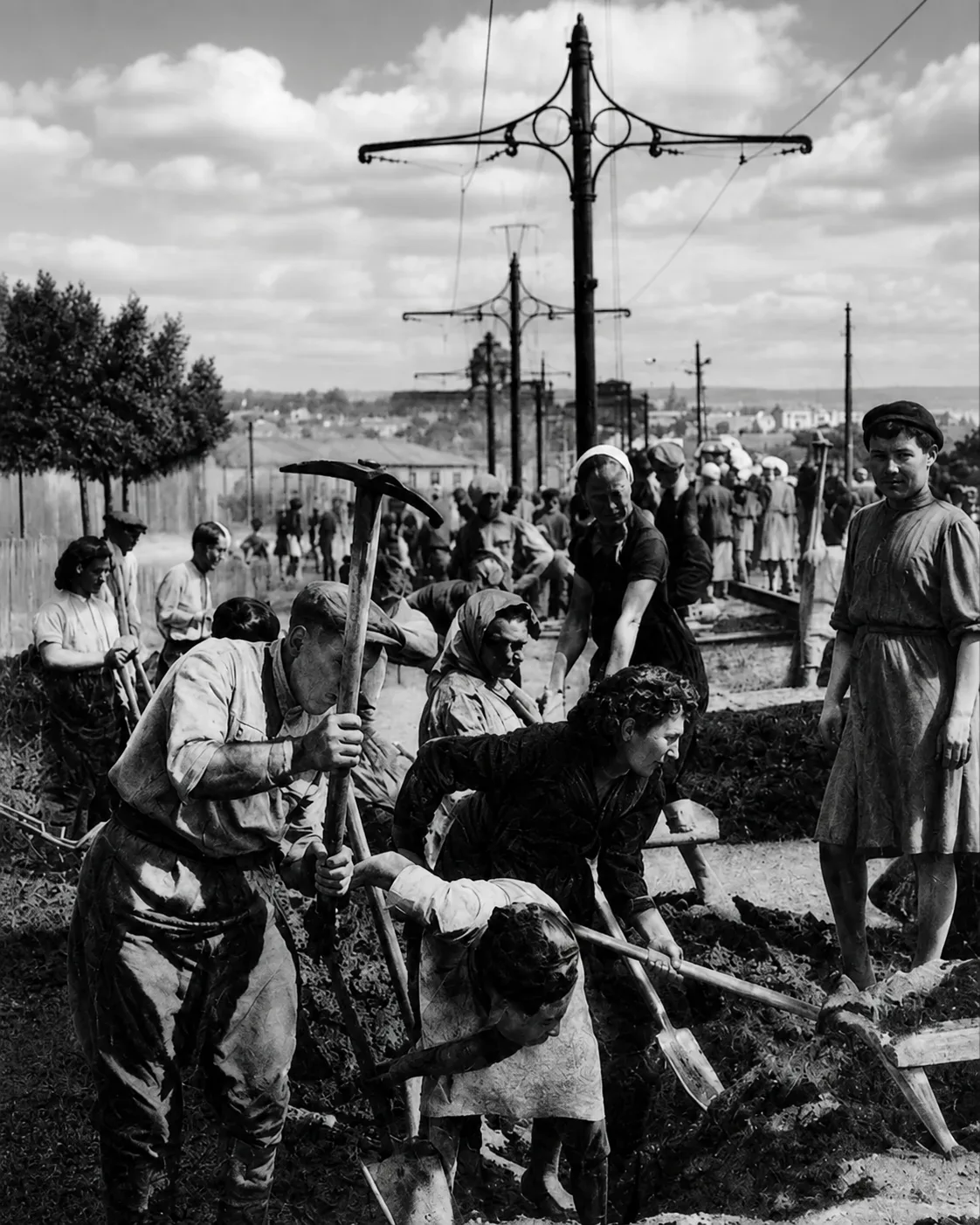Субботники и воскресники в Курске – давняя традиция. Посмотрите старые фотографии и уви...
