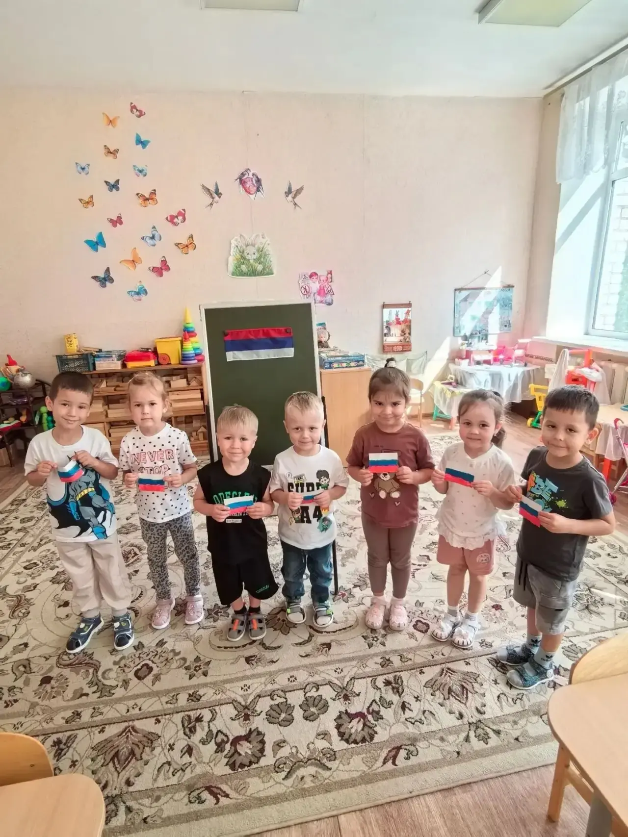 Знакомство с государственным  флагом  во второй младшей группе "Теремок"