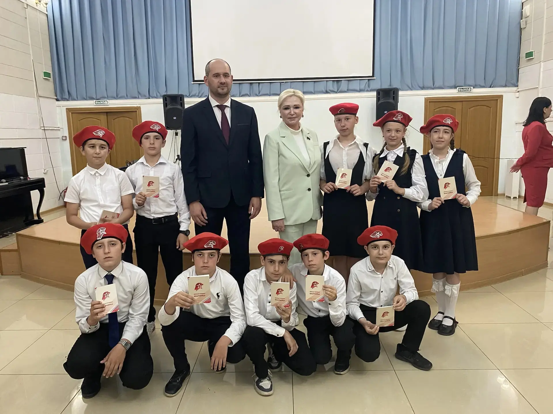 🇷🇺 Знаменательный день для наших школьников!
26 мая 10 учеников нашей школы были торжественно прин