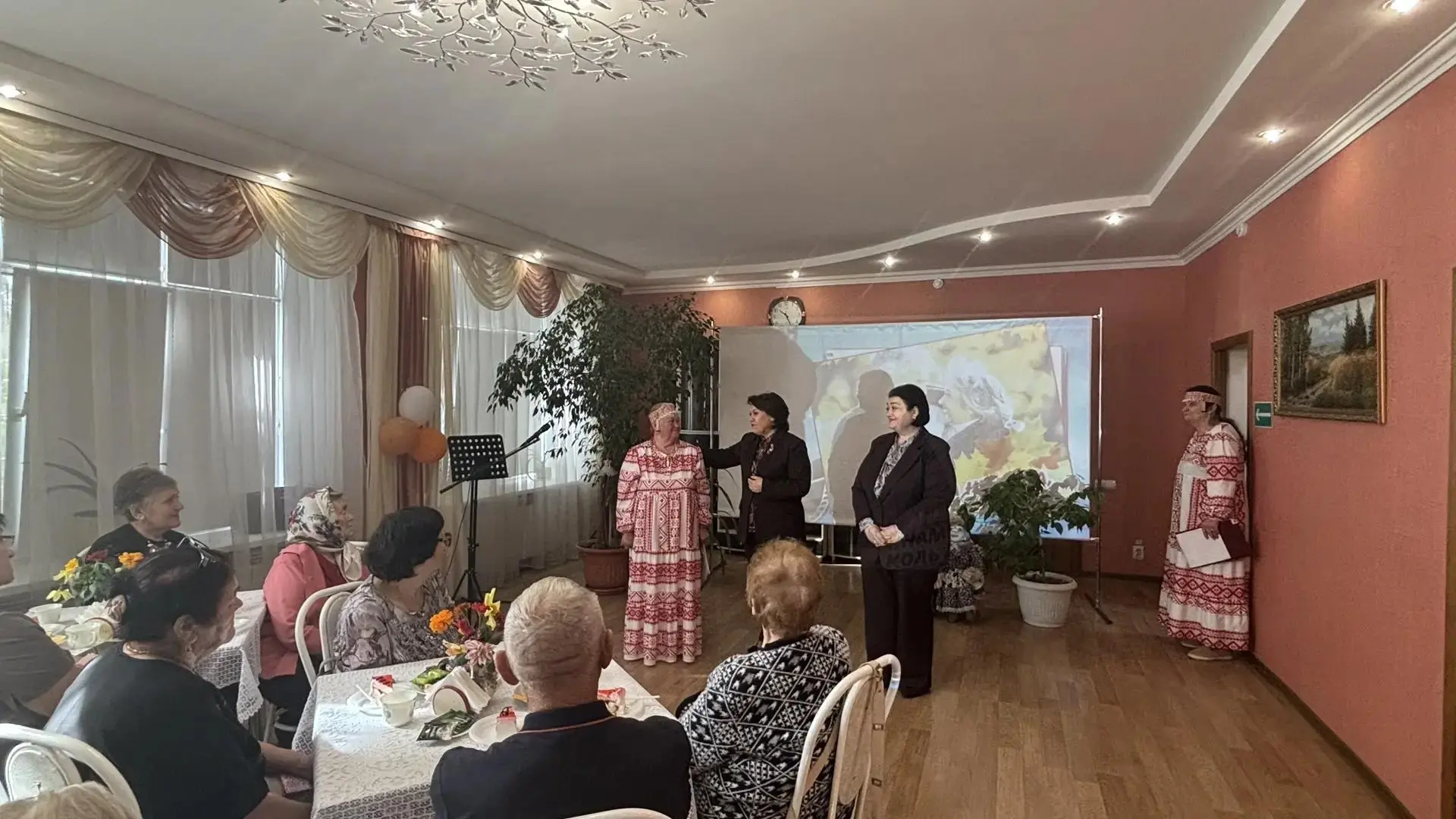 В центре соцобслуживания прошел праздник «Нам года — не беда»