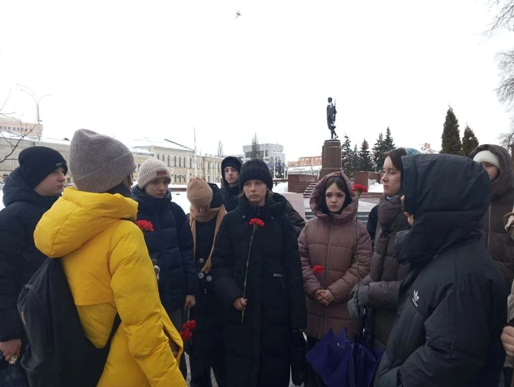 🕯️ В День тамбовских героев учащиеся нашего лицея возложили цветы к памятнику Зое Космодемьянской. З