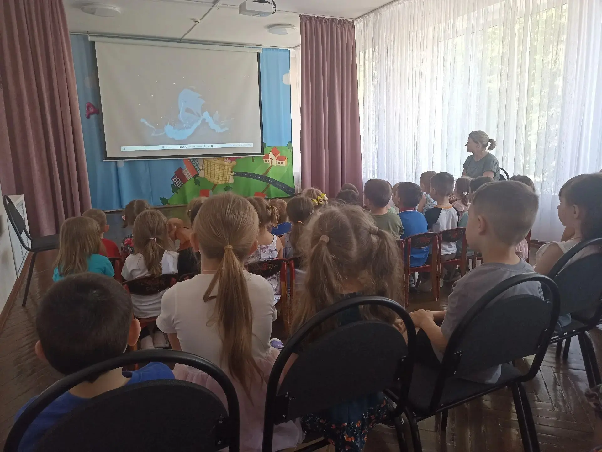 Летом 🌺самое время устраивать в детском саду мультсеансы. 📺Сегодня воспитанники посмотрели экраниз