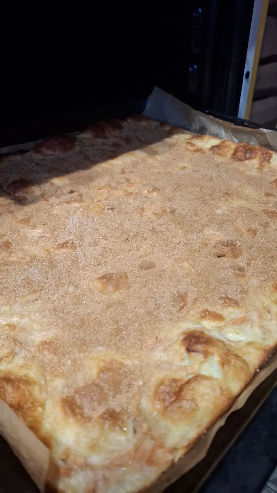 Испекла, сверху посыпала сахаром и корицей, порезала - готово.