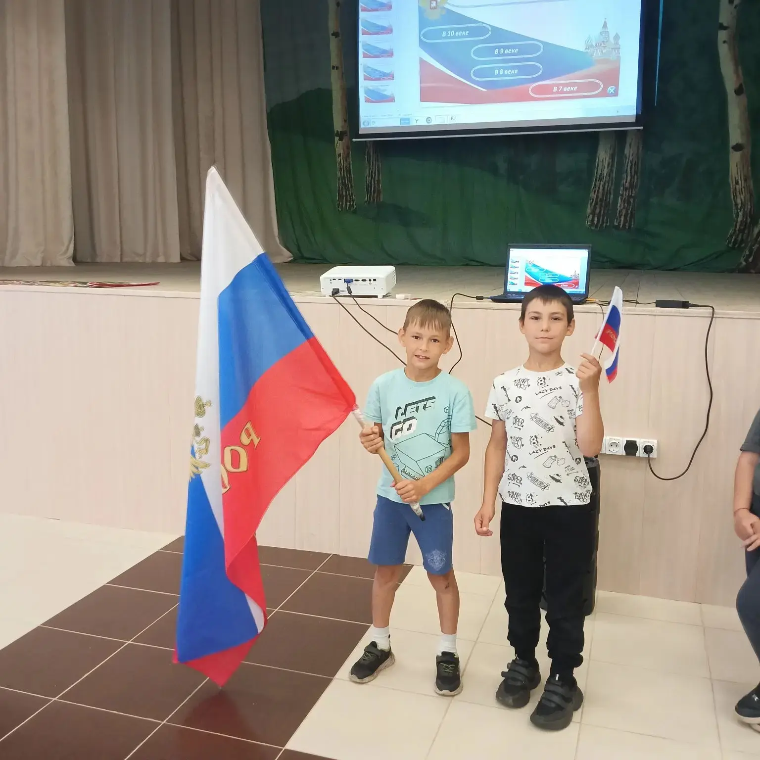 Сегодня, 11 июня, дети пришкольного лагеря посетили Потапово- Тумбарлинский Дом культуры и сельскую 
