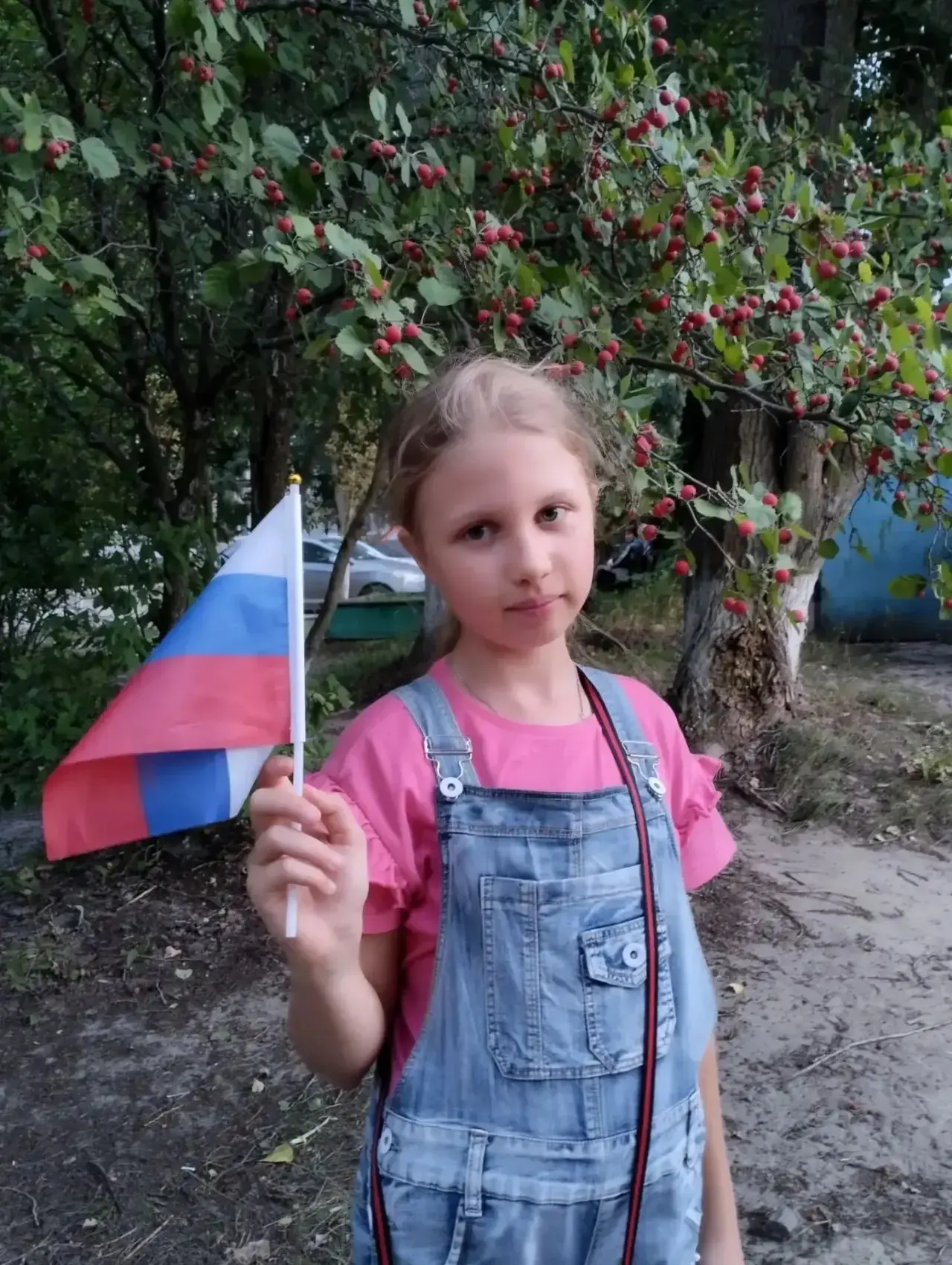 Обучающаяся  5 а класса Волхова Мария принимает участие во Всероссийской акции «Цвета Р...