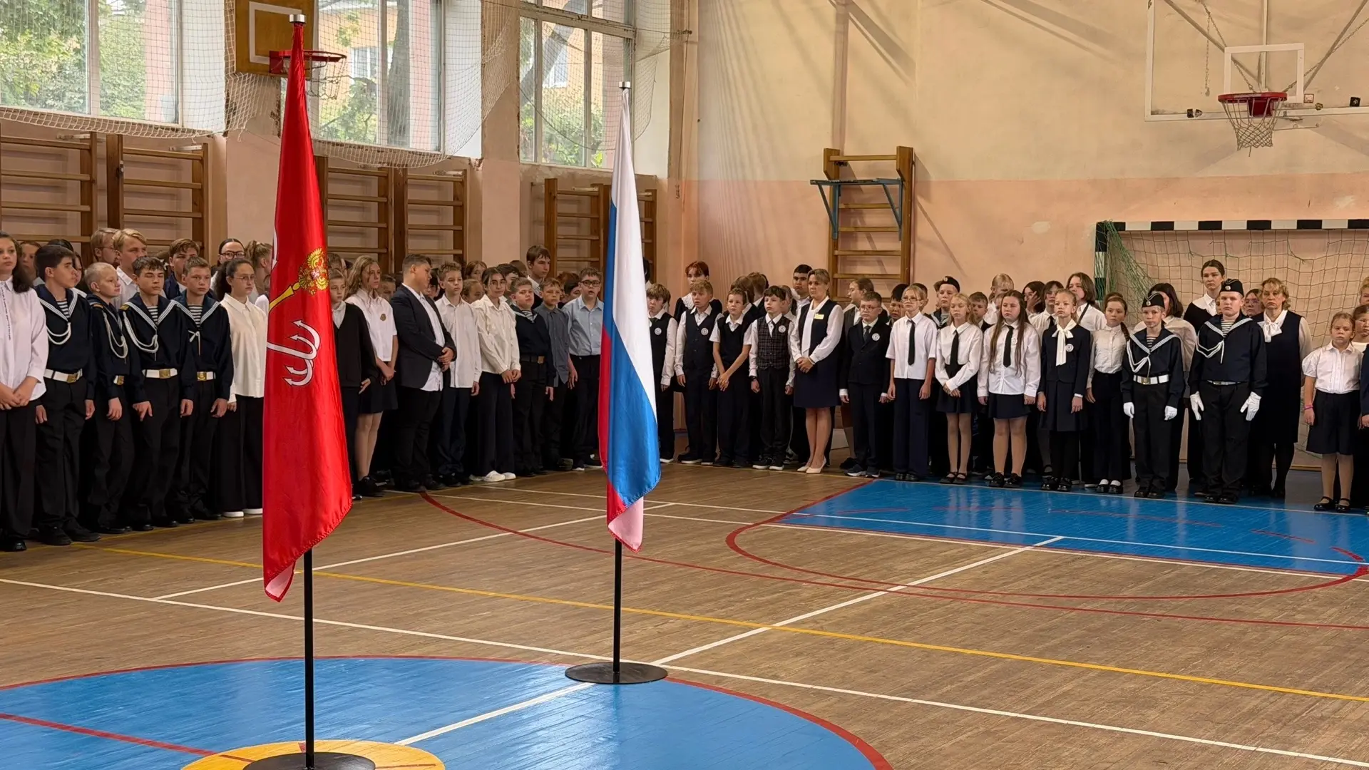 Единство памяти: в школе прошла торжественно-траурная линейка
