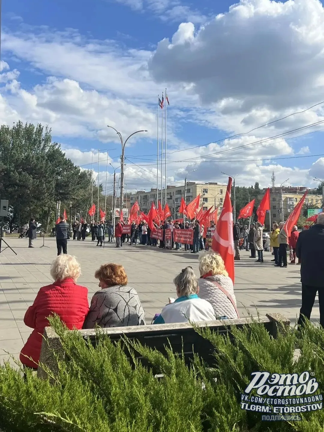 📷 Митинг памяти жертв событий 1993 года состоялся на площади Ленина в Ростове