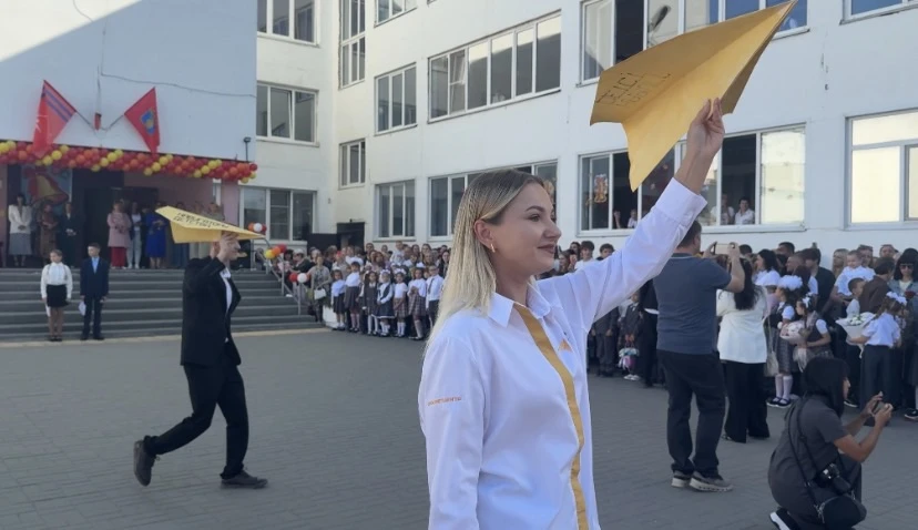 В День знаний во всех школах Волгоградской области прошла акция "Самолётик будущего"