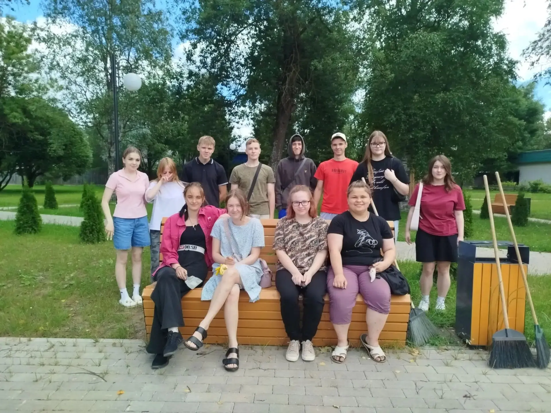 16 июля. Шёл третий день лагеря труда и отдыха. Дети продолжали помогать в улучшении внешнего вида г