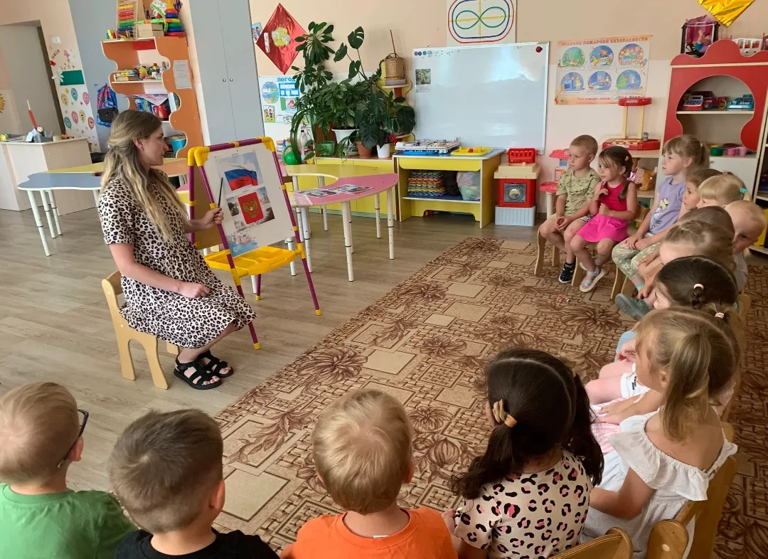 🌟 Патриотическое воспитание начинается с детства!

Во второй младшей группе в преддверии Дня России