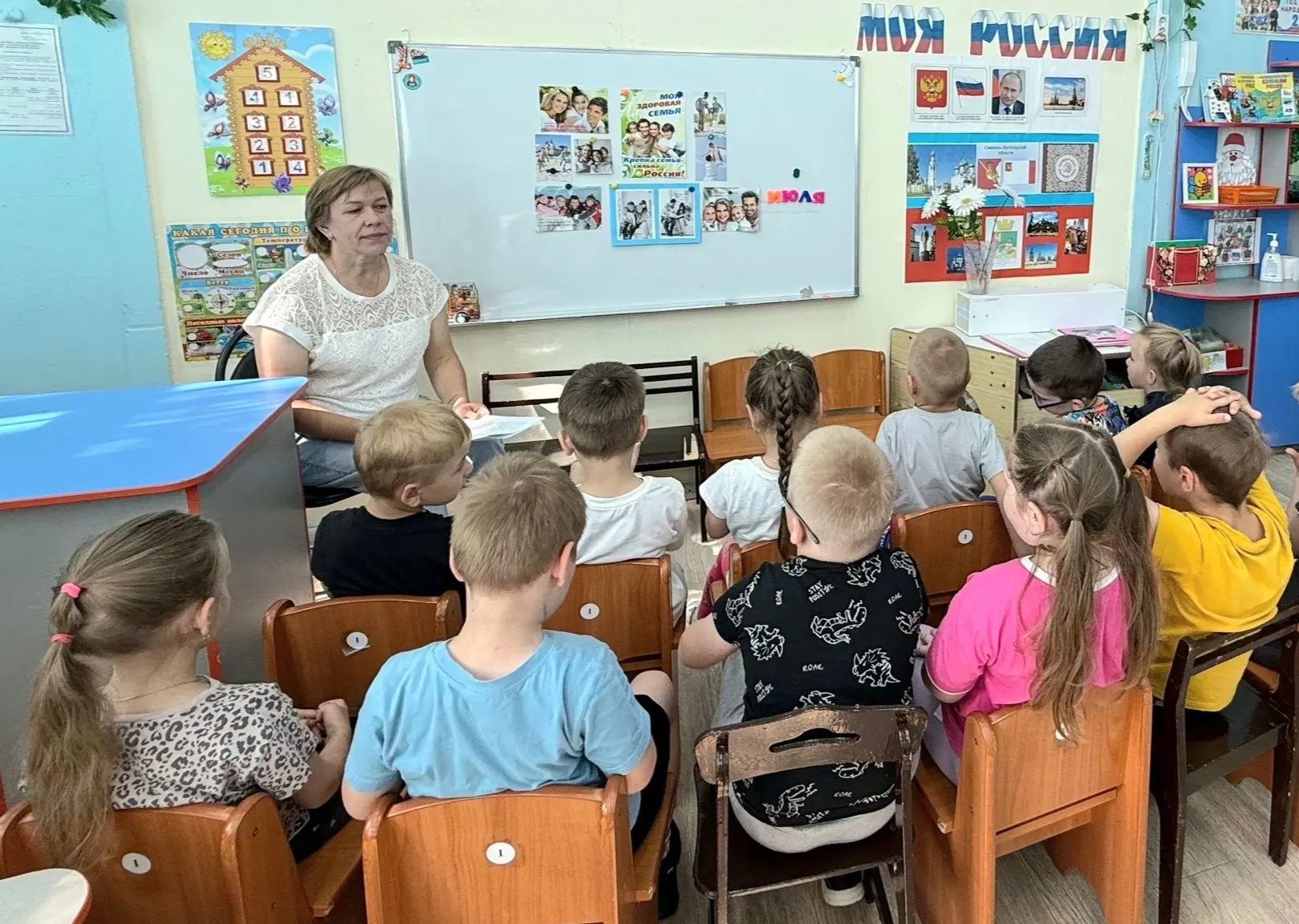 👪Семья — это самое тёплое слово на свете!  Для малышей это самое понятное и близкое: мамины объятия