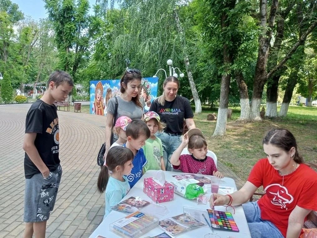 День России — это праздник, который объединяет поколения. Сегодня в нашем районе прошёл мастер-класс