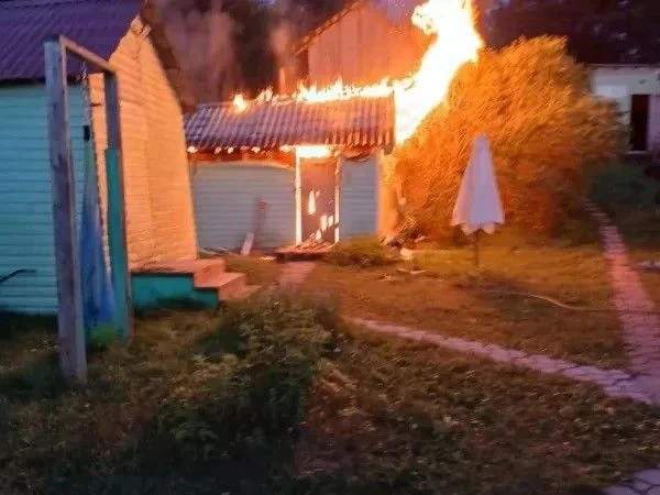 🔥 В Аксайском районе дотла сгорела хозпостройка