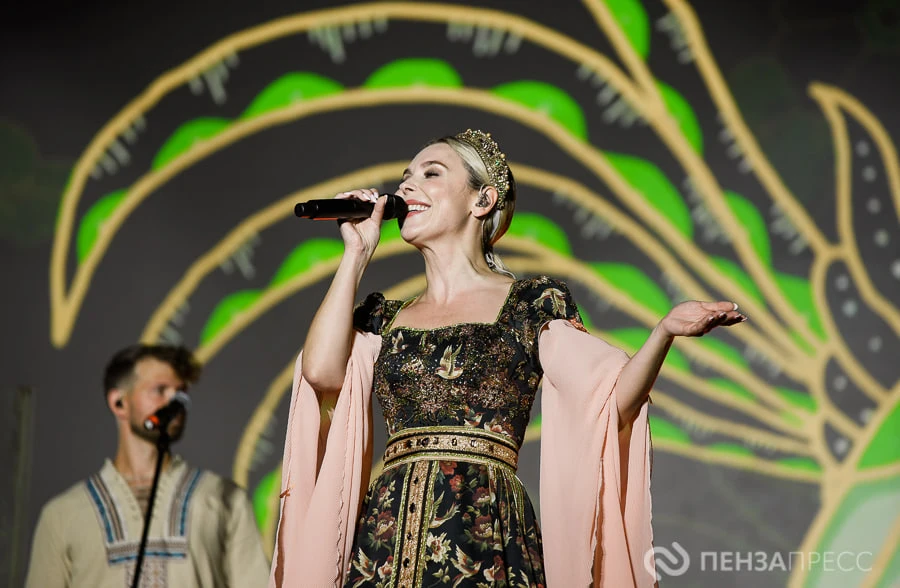 💫🎵 Яркий фоторепортаж с выступления заслуженной артистки России Пелагеи на фестивале ...