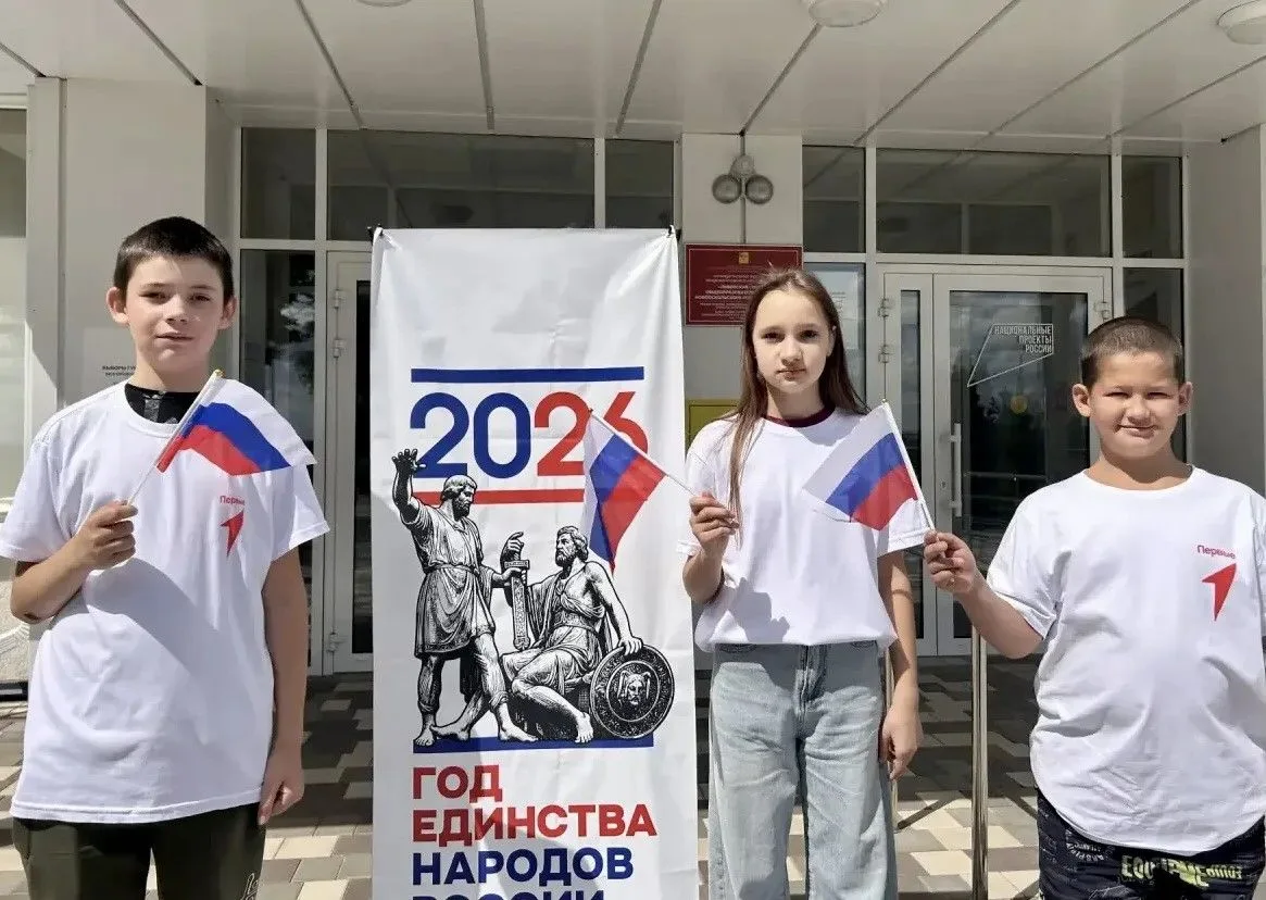 В преддверии 22 августа  наша школа присоединилась к всероссийской акции «Цвета Родины»...