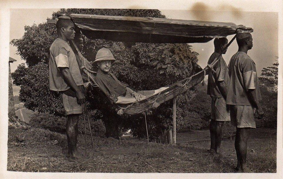 Бритaнский офицер в передвижном гамаке. Сьерра-Леоне, 1920 год.
