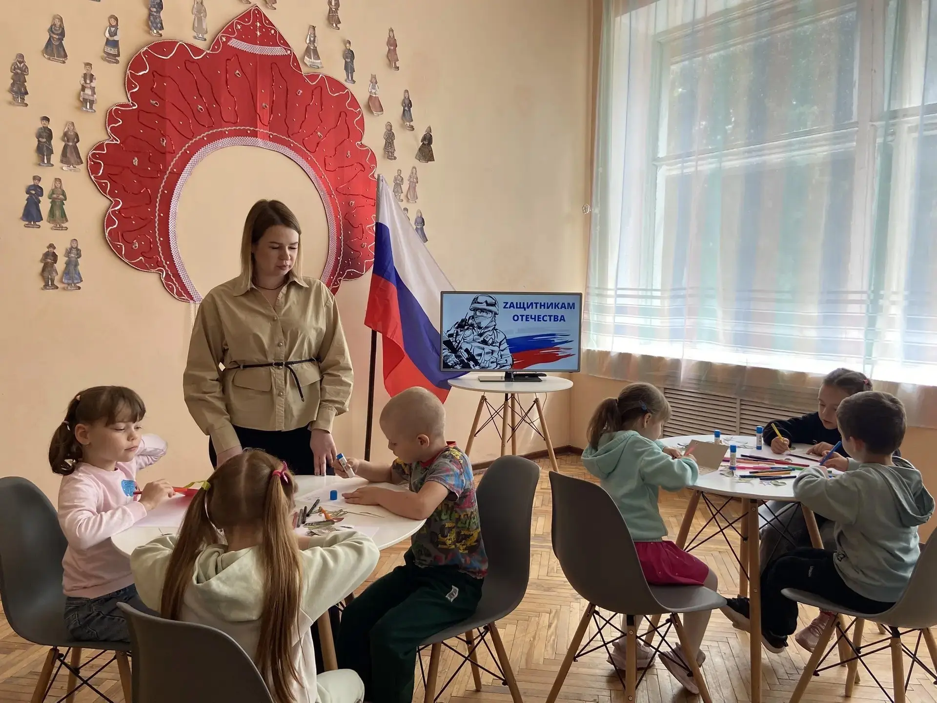 Воспитанники воронежского детского сада сделали открытки для военнослужащих

Малыши вместе с сотрудн