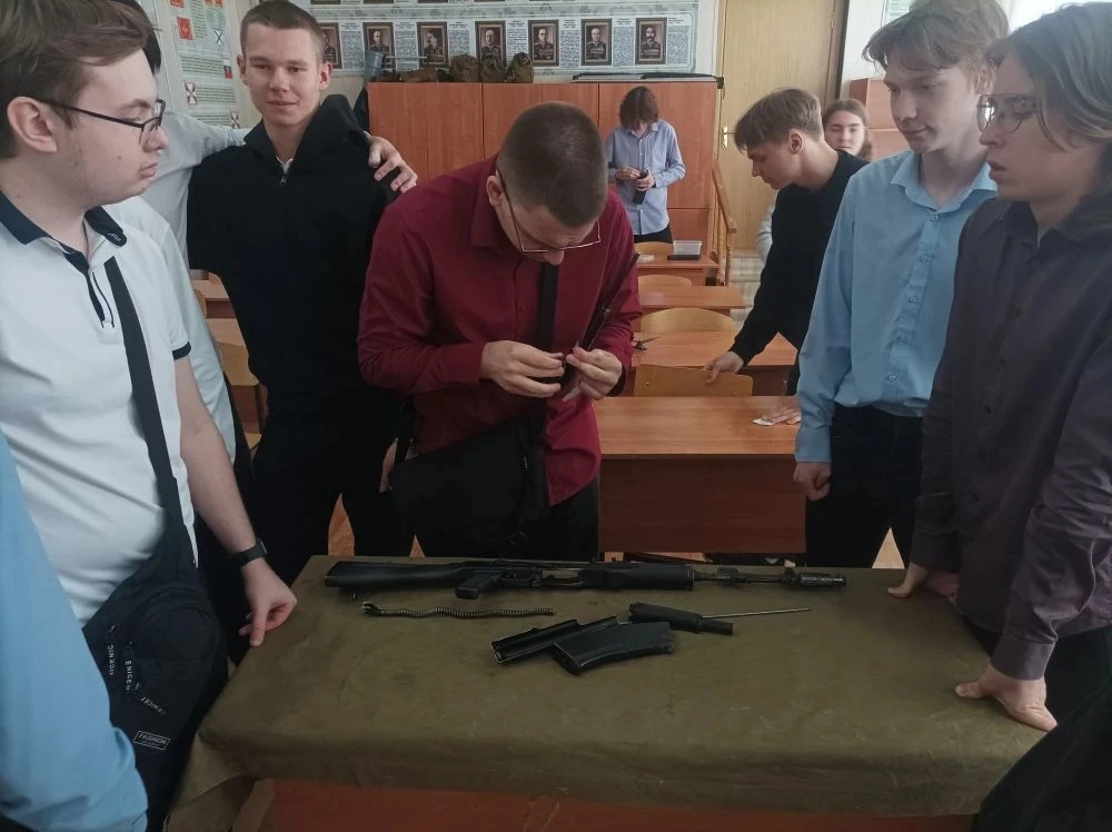 Сегодня у юношей 10 классов начались учебные сборы. Была проведена беседа о структуре и...