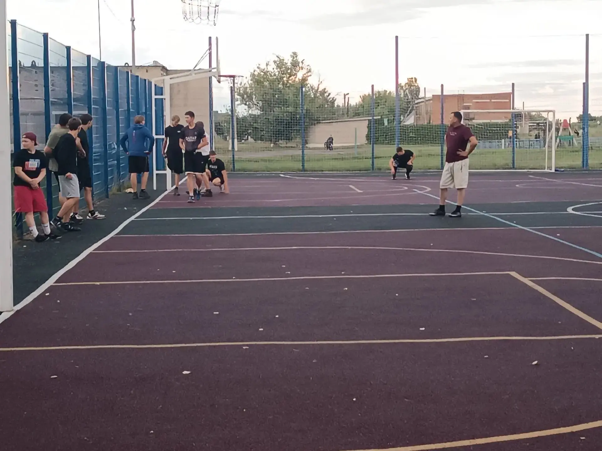 ⚽ Сегодня на школьной спортивной площадке собрались поиграть в футбол наши ребята, ребя...