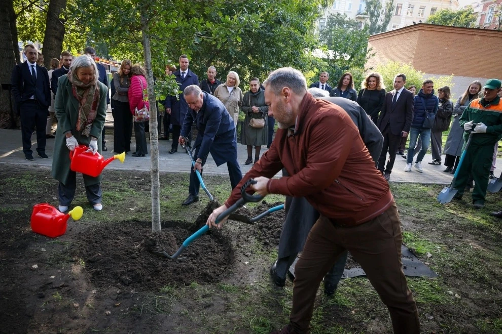 В Ораниенбаумском саду состоялась акция «Аллеи Российского театрального общества»: в по...
