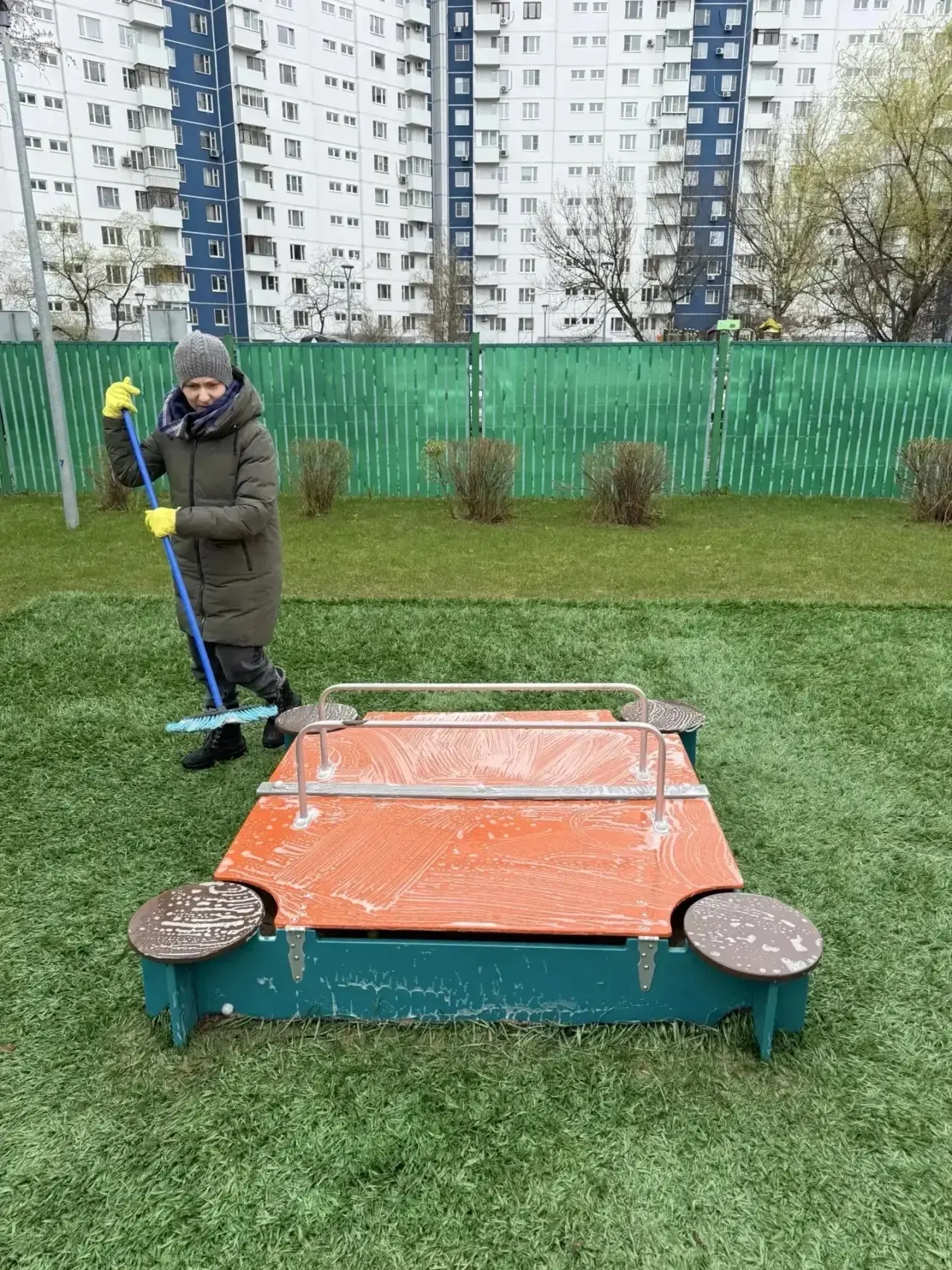 Субботник — это добрая традиция!  🏫Субботник в школе 935 идёт ПОЛНЫМ ХОДОМ!  🧹Учителя, воспитатели, 