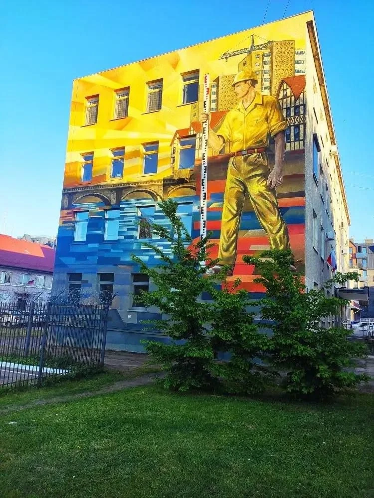 🎨 Homo faber: на Октябрьской появились граффити в честь поколений, создававших Калининград  На здани