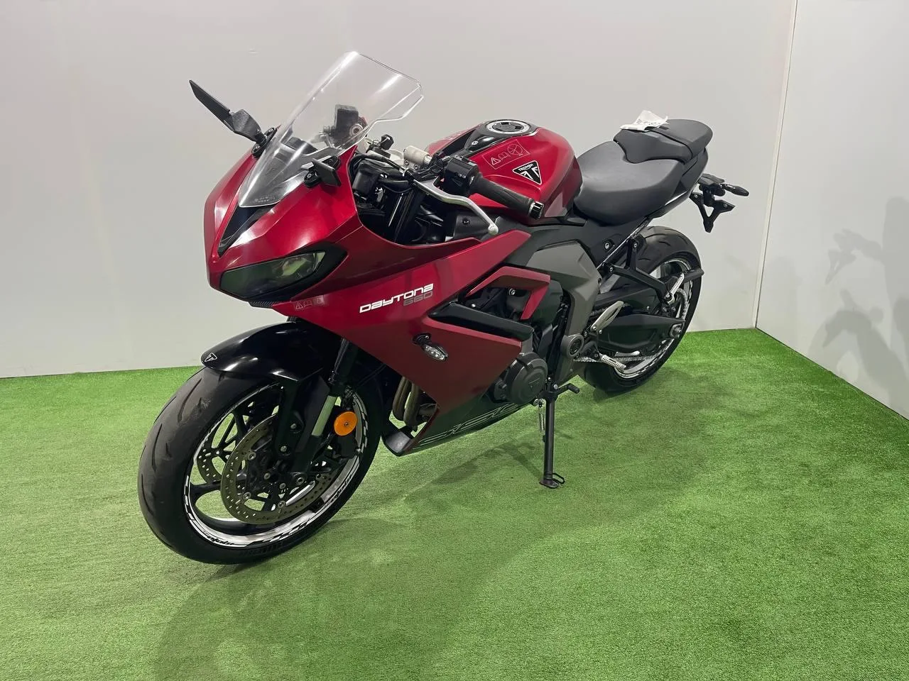 TRIUMPH DAYTONA 660 в наличии во Владивостоке  Характеристики:  - 2024 год - объем 660 см3 - Аукцион