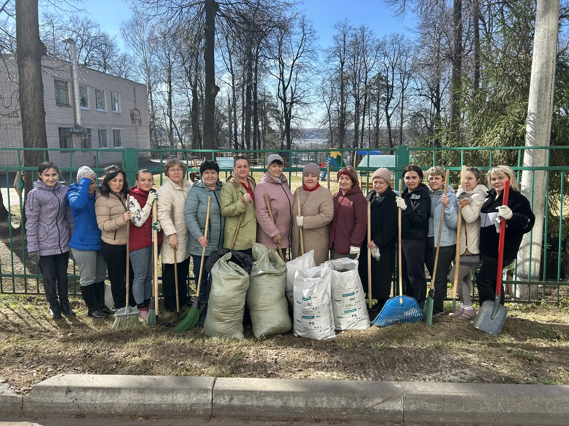 Детский сад - наш общий дом, пусть будет чисто и уютно в нём.