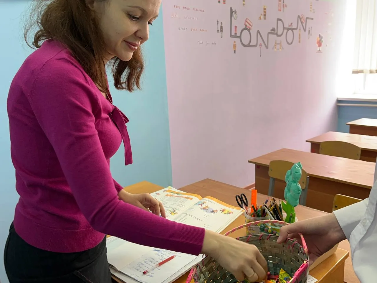 6 марта с самого утра всё было по-весеннему: звучала музыка, в воздухе — цветы и улыбки. Наши любимы