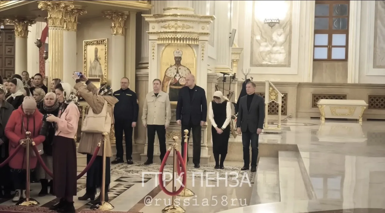 Сотни православных пензенцев встречают Светлое Христово Воскресение в главном храме региона. В его с