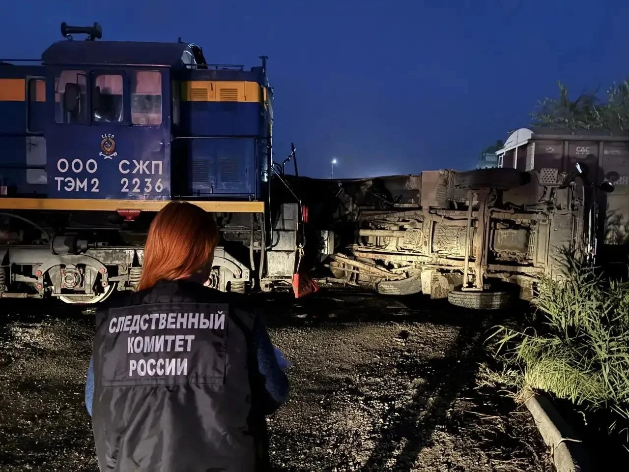Тепловоз опрокинул самосвал в Ленинском районе