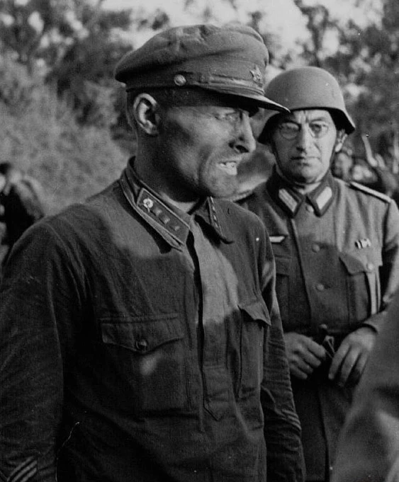 На фотографии, сделанной 23 июня 1941 года, запечатлён старший лейтенант Александр Завь...