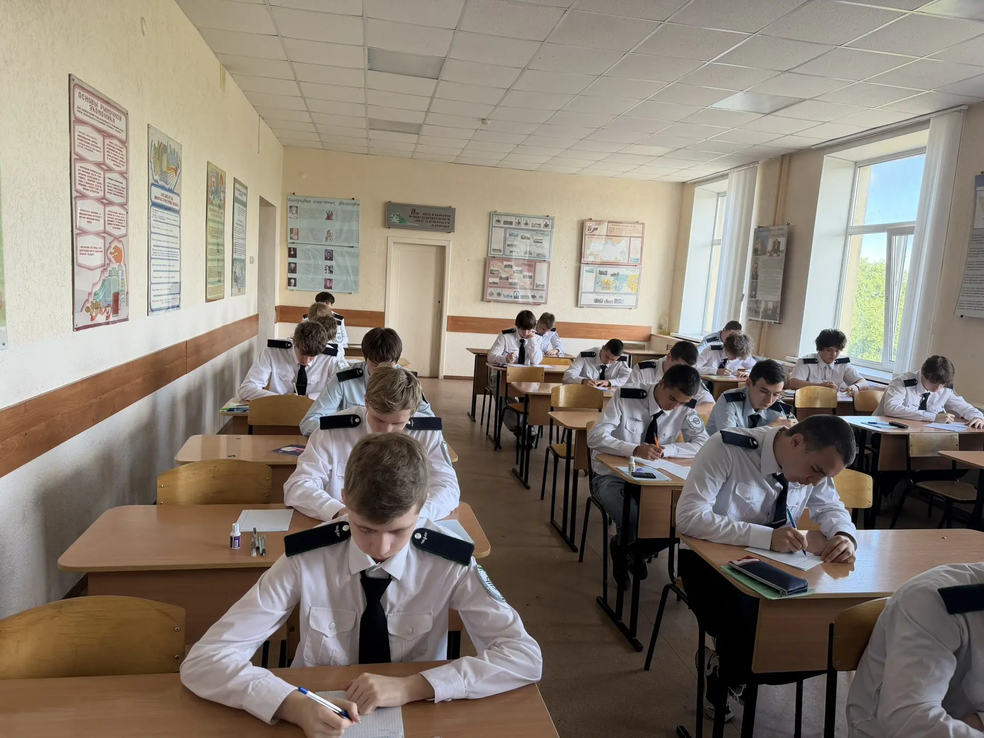 Студенты первого курса приступили к сдаче экзаменов