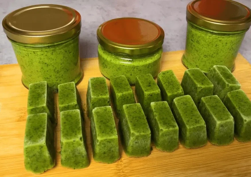 Вкусный и ароматный соус из зелени на зиму: обязательно сохраните и приготовьте так себе.

Даже не д
