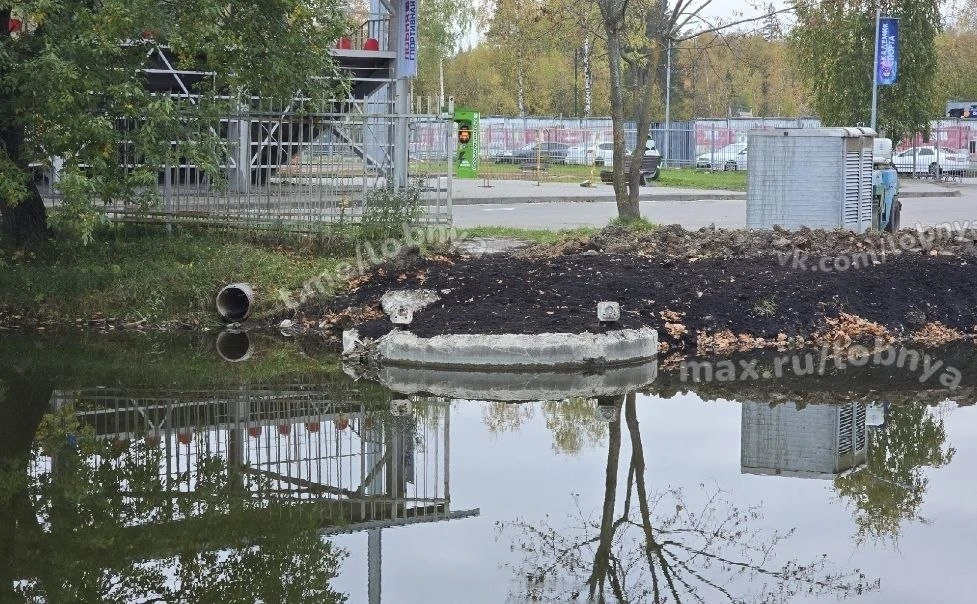 Гул моторов стих над гладью водной,
