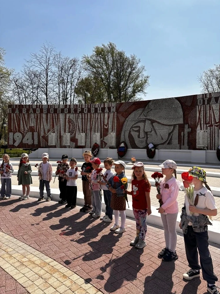 🎖Самые важные слова сегодня прозвучали без слов.   🎖Воспитанники «Журавушки» возложили цветы к Мемор