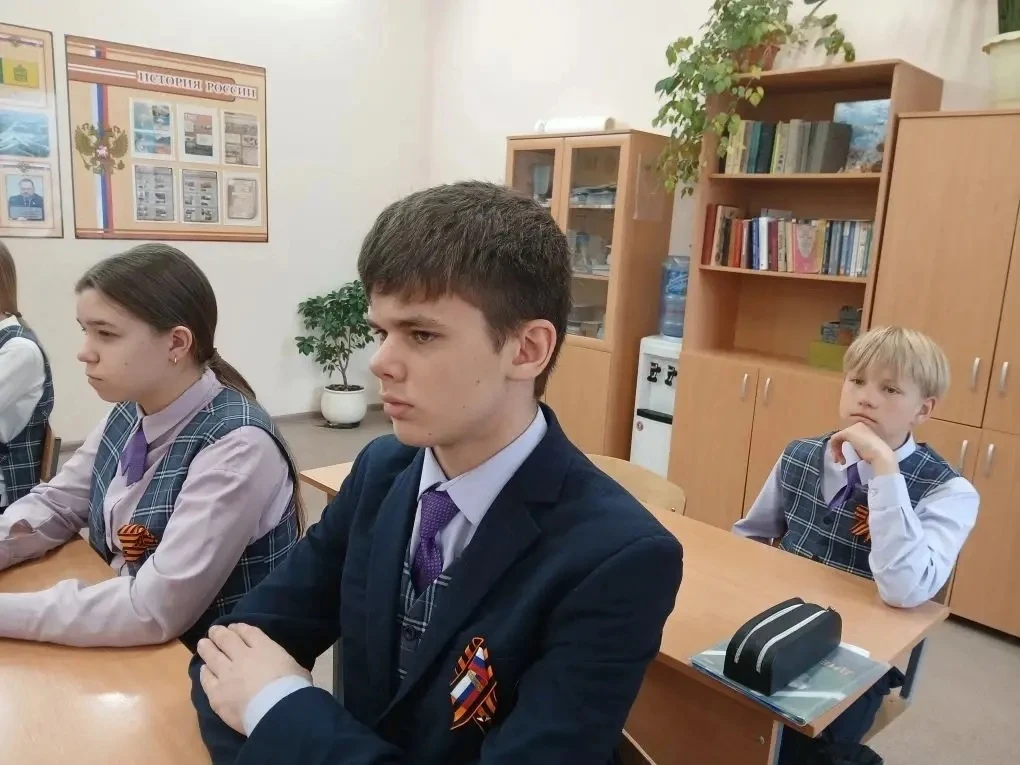 📸 В 6 «Ж» классе прошёл важный классный час, посвящённый символу Победы — Георгиевской ленточке.  Ре