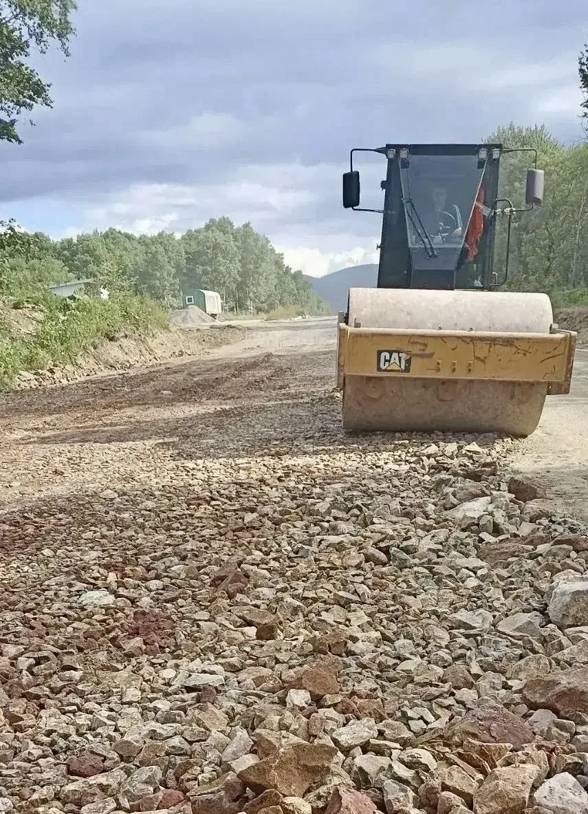 ⚙️ 🛣️ Между сёлами Айнское и Медвежье подготовили к устройству дорожной одежды более 17 км трассы 

