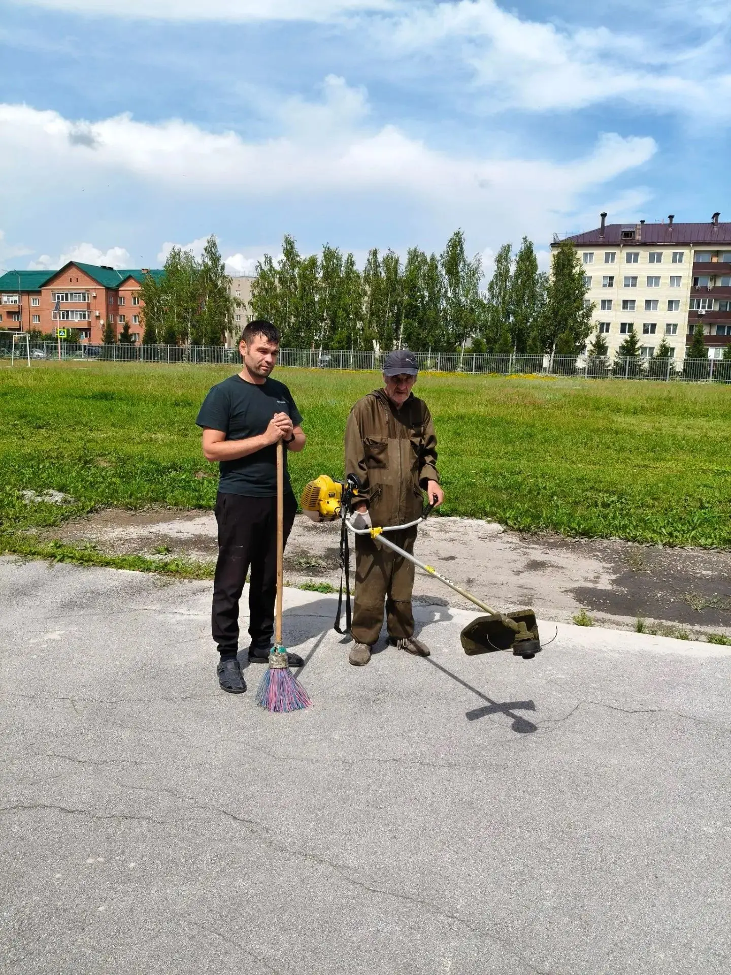 24.07.2026 г на территории МБОУ" СОШ N5 г. Гурьевска" прошел субботник по уборке территории. Сотрудн