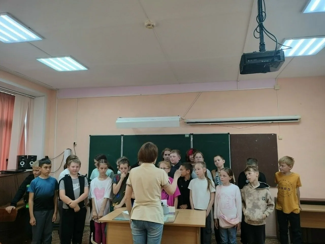 В лагере ребята успевают познавать новое на Увлекательной физике и попеть на весёлой му...